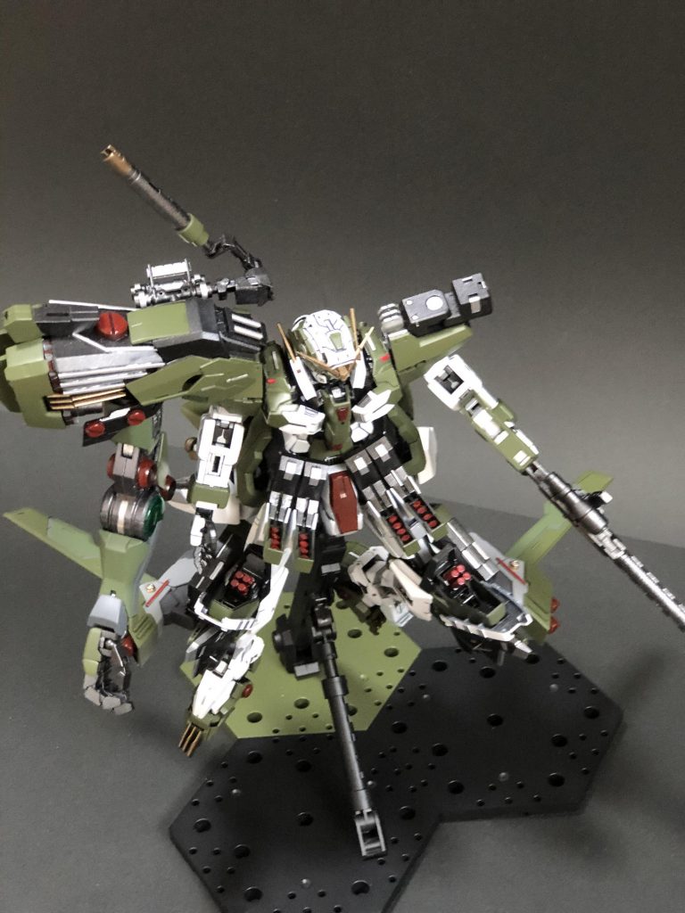 マイクログラビティカノン射撃後は砲身とジェネレーターをパージして機体重量を軽くし、長距離〜中距離戦へ移行する。
パワーアームの継続装備でバランスの悪い機体は、スタビアンカーを展開するこでスタビライザーの役割を果たし補う。
前腰部や膝部に装備された4連装GNミサイルポッドやGNスナイパーライフルを使用した戦闘で距離を詰めていく。