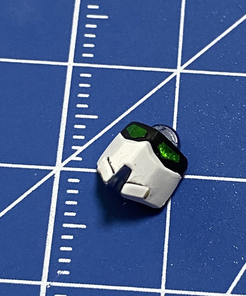 ツインアイや、カメラはメタリックシールを切り取って貼り付けました