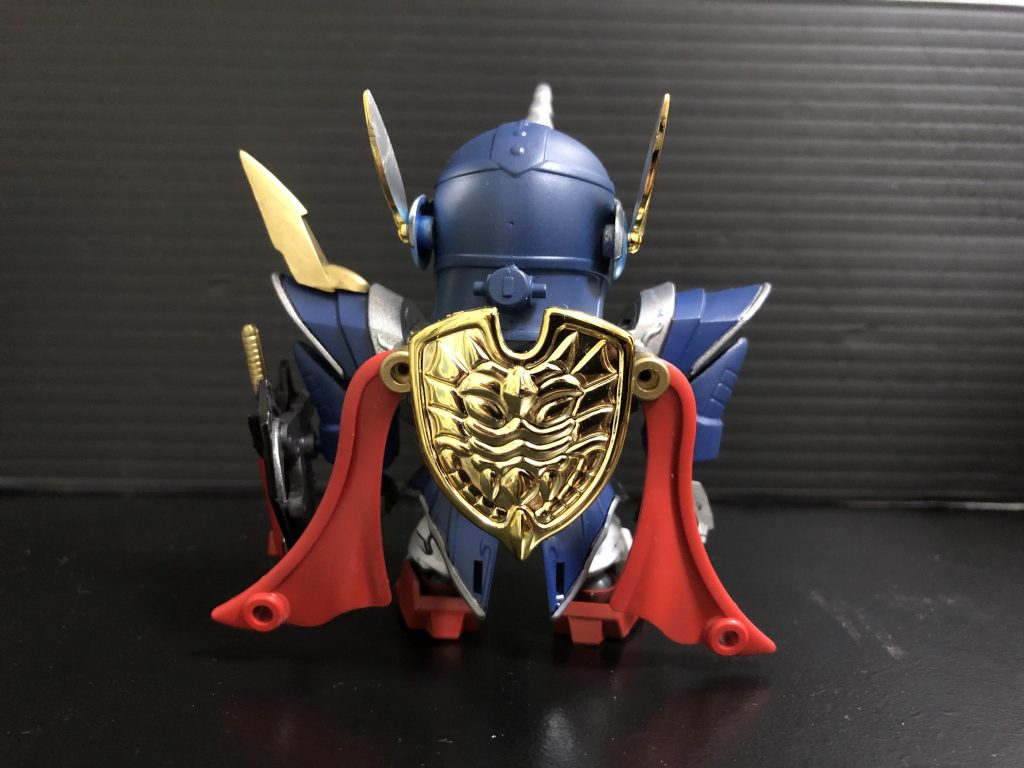 リア。細かいパーツなど、旧キットそのままだけど、盾のサイズ感もいい感じ。
LGBBナイトとかのマントもいいけど、
背面を見せたい時は、三国伝のこの両端だけのマントが結構いいかも。