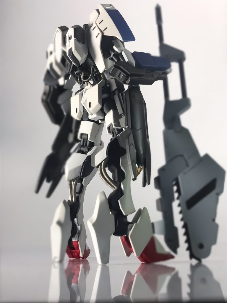 背部のパイプ、脛のパイプを見やすいアングルで