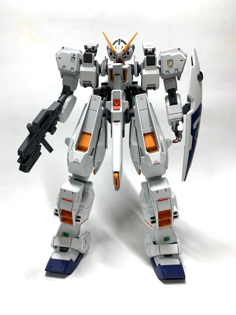 改修前の正面写真です。
脇腹の隙間がかなり目立ち設定画とも似ても似つかないプロポーションにかなりの違和感を覚えます。