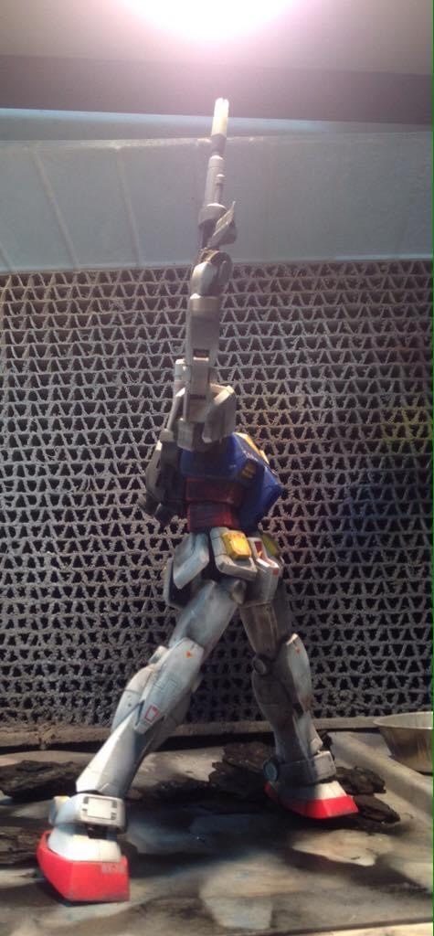 上から光を当て影の部分を黒くし影を強調。どんな場所でも上から光を当てたように見せるため。