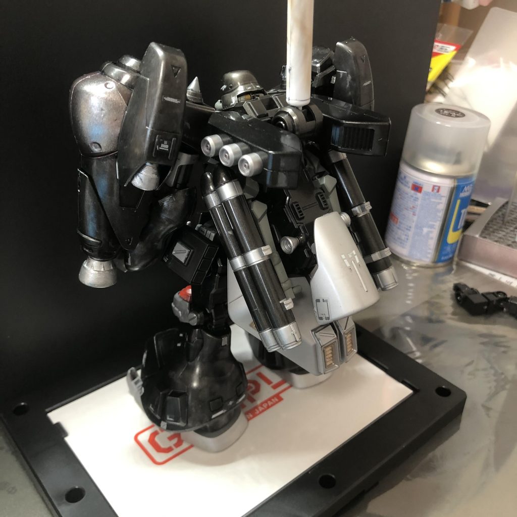 背面はドックパック、シナンジュのプロペラントタンク、サザビーのファンネルなどのパーツに加えて、家にあったいつ買ったのかわからないジャンクパーツのミサイルのようなもので構成されています。