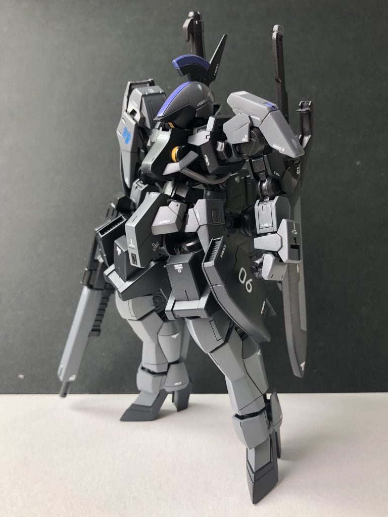 ロングバレルタイプのライフルを装備しており、シルエットは左右非対称です。