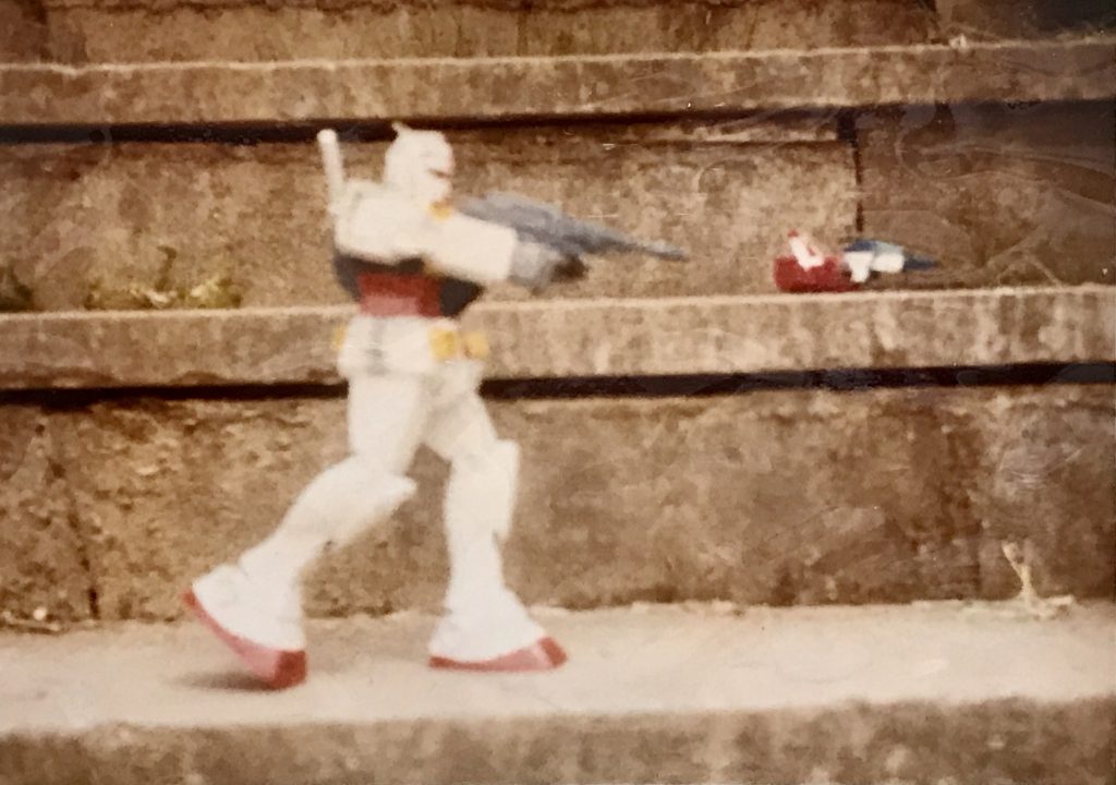 いわゆる「2,000円ガンダム」（1/60）のようです(^^)
パテで腰の側面の合わせ目消しをしようとしているみたいです。マメだったんですね、私（笑）