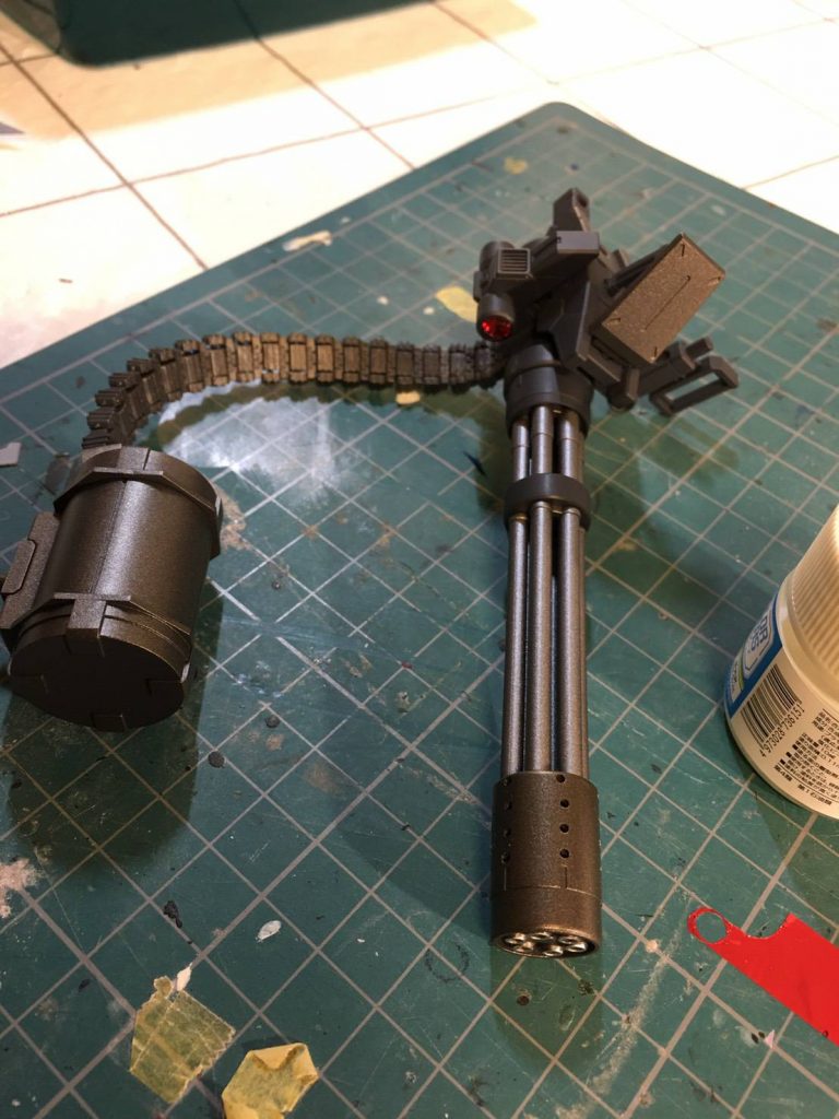 ジャイアントガトリング。給弾ベルトとドラムは社外品を使用。加工無しでいけます。
ガンメタを2種類調色してみました。