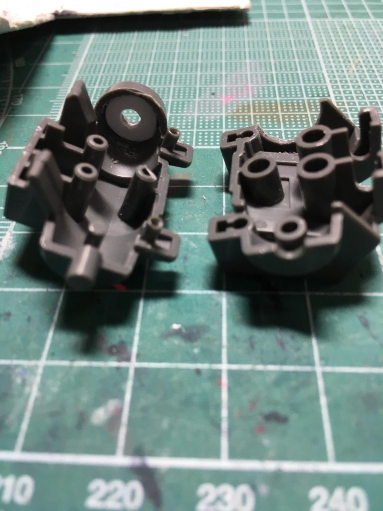 　ポリキャップ固定の為、前後でのパーツ分割を変更。左右の円筒型パーツはモナカ割りなので、後ろ側のパーツの左右をエッチングソーで切り離し、前側のパーツに接着。元からあった3㎜軸を切り落として穴を開けています。