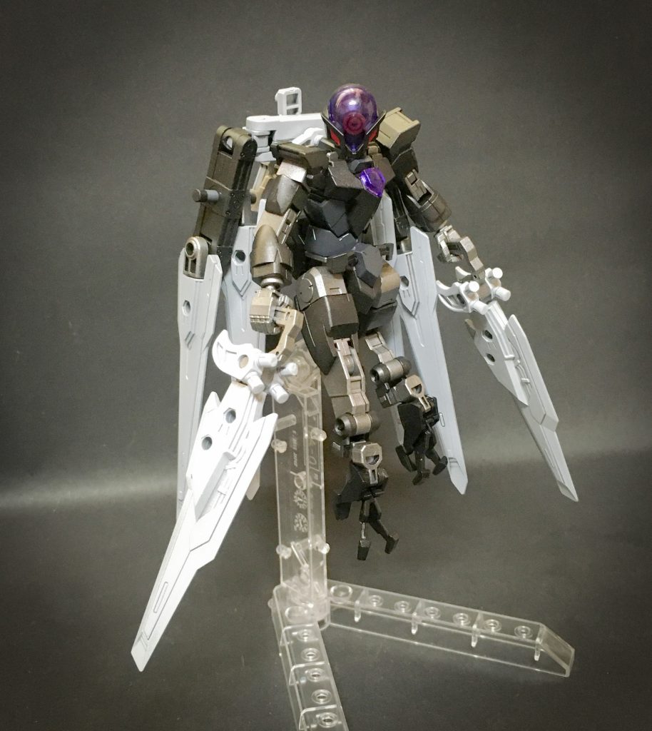 アルスコアラーベ
翼兼ブレードを装備したアルスラーベにおけるコアガンダム形態。
ブレードによって格闘能力が向上しており、空中戦での一撃離脱を得意とする。
そのブレード群は高速戦闘において広い攻撃範囲を誇る。