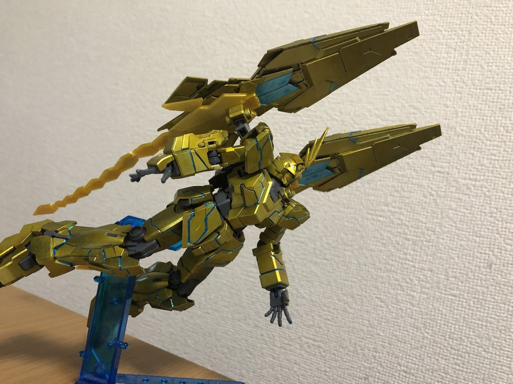 三体目はHGフェネクスUCモード。実はUCモード発売される前に作り始めたので素体はバンシィノルンですw