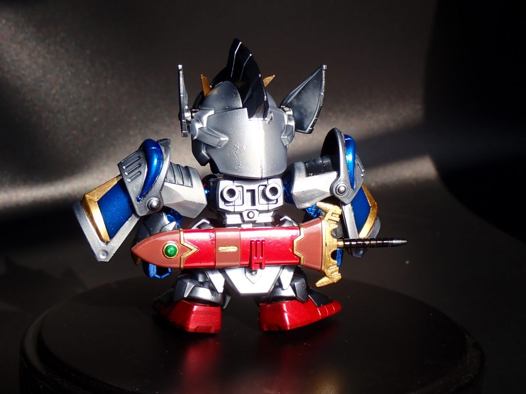 鞘も塗り分けてみました。膝の部分や胸のアーマー、鞘の石に差し色でグリーンを入れてみました。