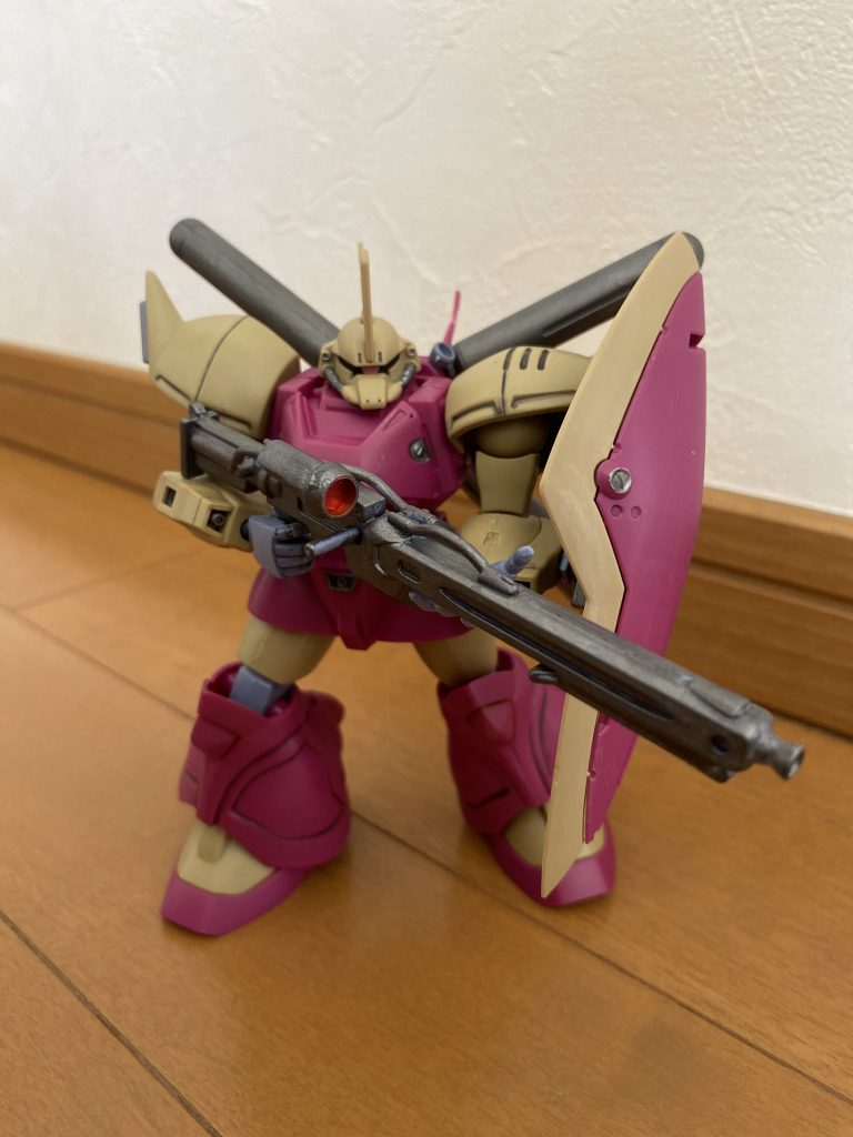 なんだありゃ？バッタか？