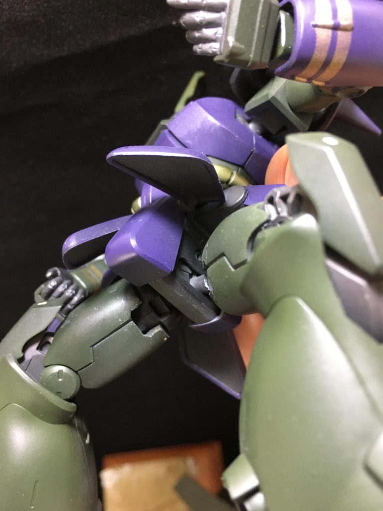 股関節が前後にスイング出来ることと、脚の付け根のロール軸で、自然なポージングが出来ます。