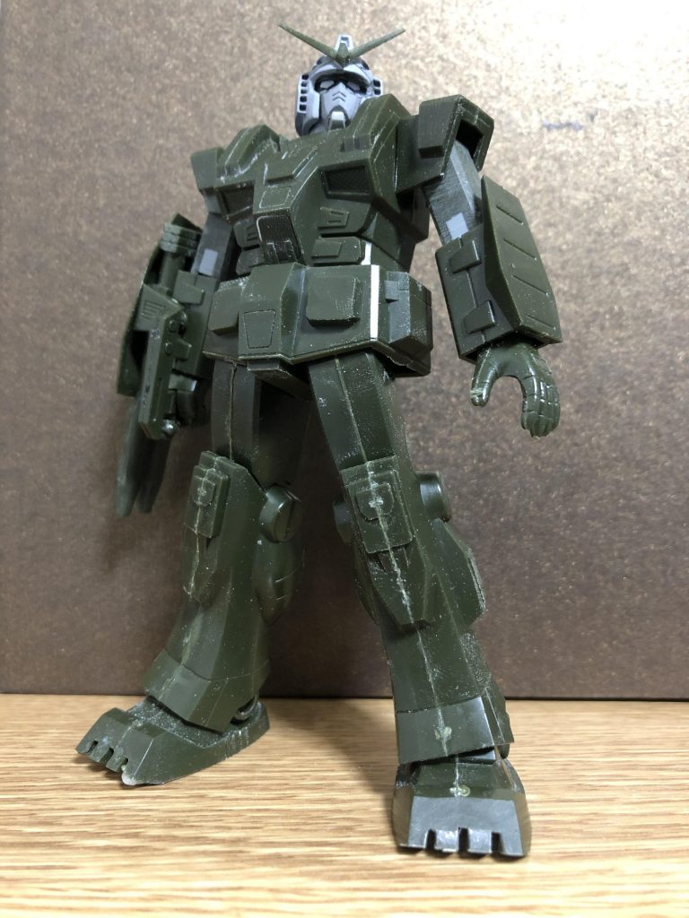 頭部も削り込み、サイドダクトは作り替えました。塗装してデカール貼りまで終わってサイドダクトの形状、表面処理の甘さが目立ち再度、塗装落として作り替えました。関節位置の変更と確認。足の設置、素立ちが決まるように注意しました。