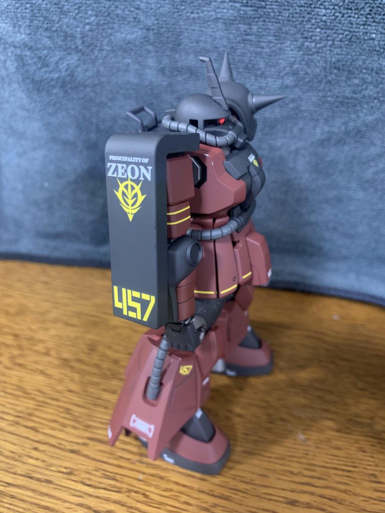 今回のお気に入りポイントは、シールドのマーキングがきれいに貼れたところです。
逆に、スカート部のラインデカールにはめちゃくちゃ苦労しました。