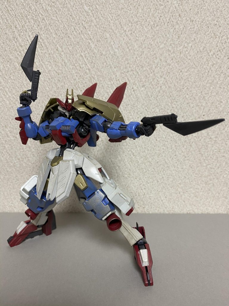 ガンダムヴィダールに装備されていた二丁のハンドガンの下部にもブレードが取り付けてあり、手斧として使うことも可能。
