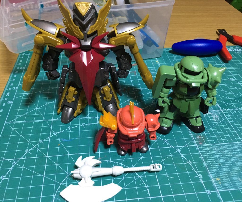 胸の鎧風紋様や頭部のツノ形状など、カラーリングやプラ板加工により出来る限り元々の司馬炎ザクⅡデザインを再現しています。

過大なサイズだった白斧は身の丈に合った大きさとなりました。
また晋の初代皇帝である事から、伝国の玉璽を持たせています（演者がシャアザクなので赤色にしました）。