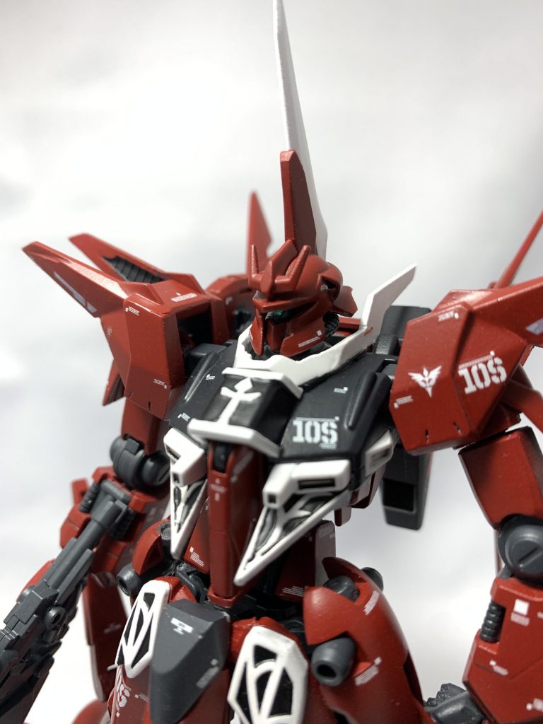 頭部は全然形状が違ったのでマスク部分はプラ板で作り頬は削り込みとプラ板で形状を少し変えています。モヒカン部分はプラ板とパテで少し大型化してあります。
胴体は胸部とダクト下の袖レリーフをプラ板で自作して立体感を出しています。
襟もキットのままだと丸く小さい気がしたのでプラ板で大きめに作り直してます。
ナッターの先端部分は分離はしないのでhgデスティニーの腹部をプラ板とパテで大型化してます。これに伴い腰全体もデスティニーになっています。
腕は肩をプラ板で大型化肘関節をシナンジュの物に置き換えて可動領域を広げています。