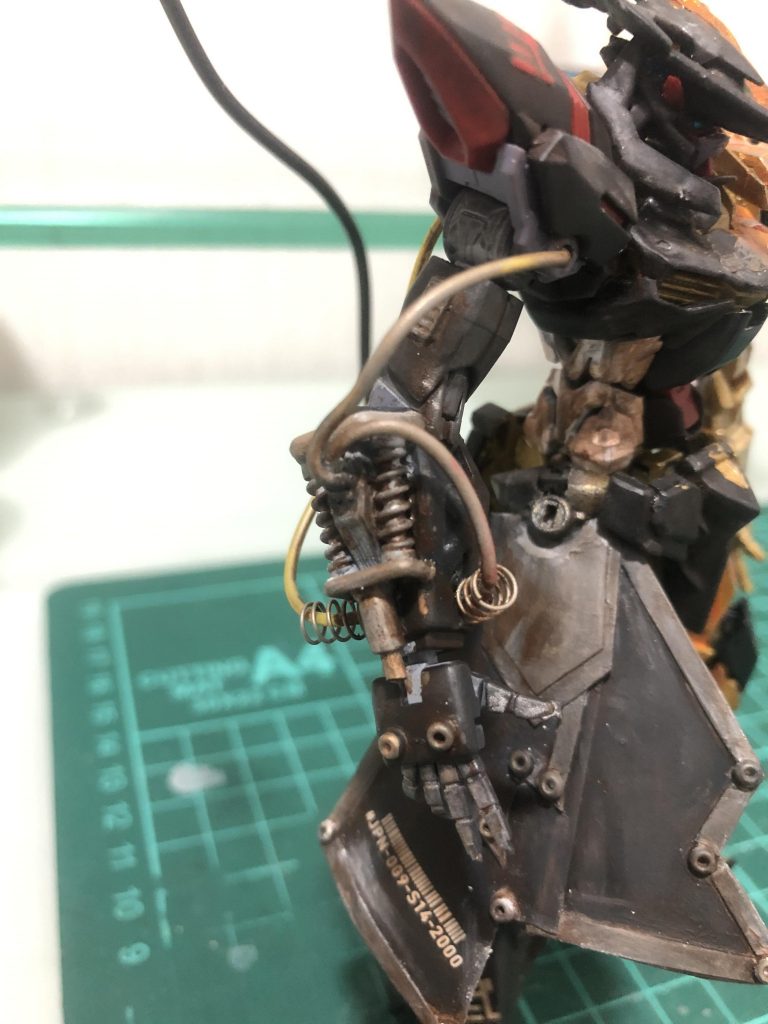 腕に動力パイプ、スカートは自作しました。