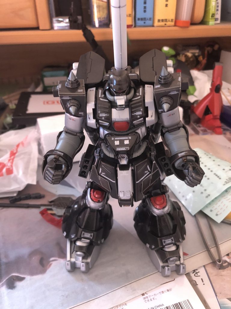 その後コトブキヤのディティールアップパーツと、ジャンクパーツとして残っていたデカールを貼るなどして、情報量を多くしました。