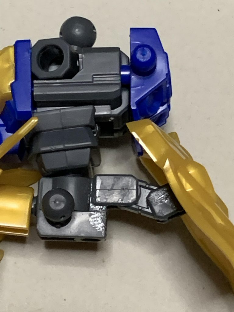 今後の工作予定の為に後部スカートの接続方法を変更し可動範囲を増やしました。碧竜駆にはそのままでは多分乗れないです。