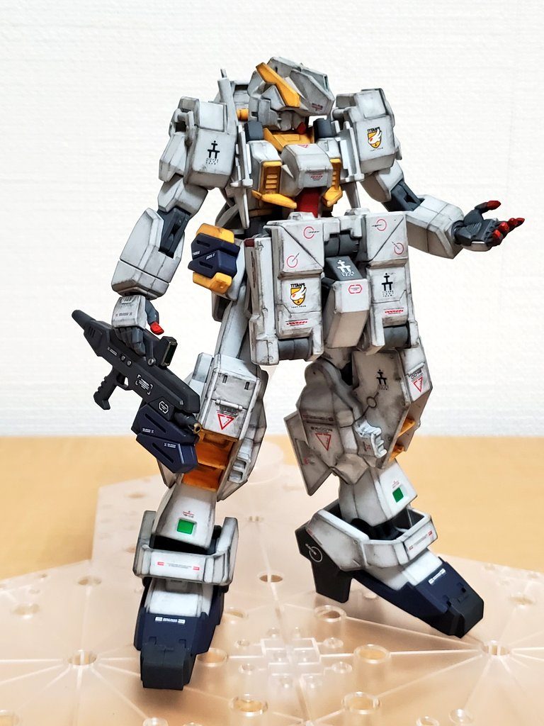 こちらはヘイズル【次世代量産機】となります。
アドバイスドヘイズルの追加オプションを先程のヘイズル改二に装着した形態です。
この時点で足回りのポージングは制限が多くなってきます。