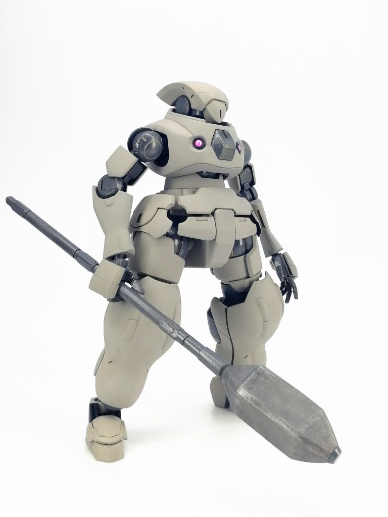 胴がデスアーミー。胸で上下反転腰で前後反転。腹の接続部はビルドバーニング。胸に魔力っぽい石を2.5mmのパールビーズで表現しました。
肩はマックナイフで上腕はグレイズ。下腕もマックナイフ。
頭は百錬の下を切り飛ばしてフレームは適当なジャンクから。
足はガンキャノン初期型とゾゴック腕とガンダムグシオンの腕とグリムゲルデの靴とバエルの肩と他色々。
グシオンの腕は中身のフレームと外装で上下入れ替わってます。