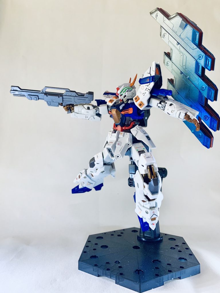 膝関節は「こんなとこまで可動するのか！」と感動しました♪
ホントに凄い！さすがバンダイさん！！