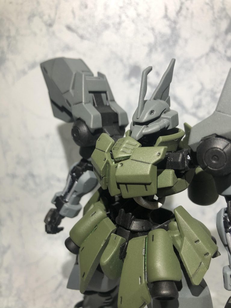 近くと塗装のアラが目についてしまいますね^_^;
 でもこの子も全塗装して化けてくれたと思っていて、出来た時は「ゲルググだ…。」と感じましたw