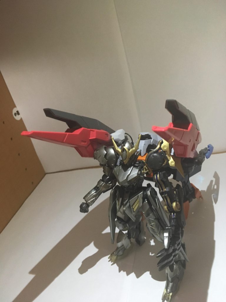 そして本機にはセンサーユニットによるリアクターの解析を元に固有周波数を同調、バックパックの接続を介してガンダムフレーム及び本機の機能、出力を大幅に向上させる究極の支援システム、EG(Enhance Gundam=ガンダムの拡張)システムが存在する。三機目のリアクター、3つ目のhexa=6つまり666(獣の数字)を手に入れたガンダムは四つ脚の異形と化す。支援機ではあるもののナノラミネートの無力化、MSサイズの制空権の確保等のの機能が既存全兵器のメタかつ民間人によるガンダムの破壊すらも可能としかねない故にバエルを筆頭とし武力による平和維持を行おうとしているギャラルホルンにとっては驚異となり厄祭戦終了後ほぼ全てがヘキサフレームごと破棄された。〜〜〜〜〜〜