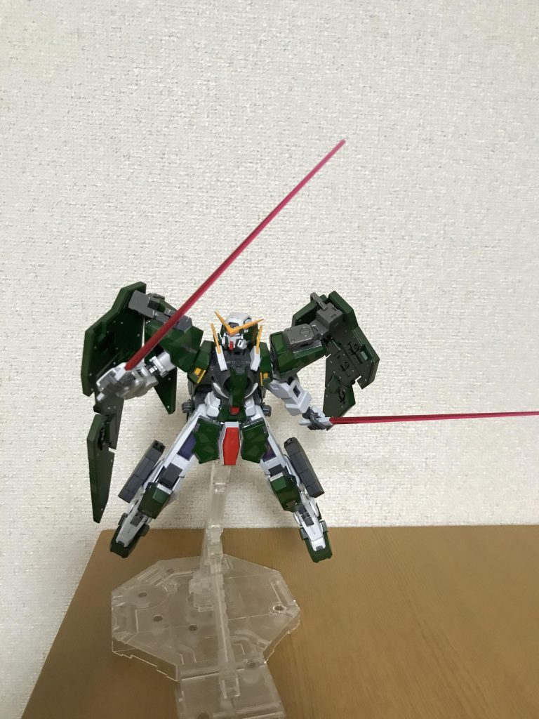 ポージングを少し。
立て膝ついてライフル構えるポーズがやりたかった(笑)
ほんと自由度が高いです。
ミサイルも一応塗り分けしました。