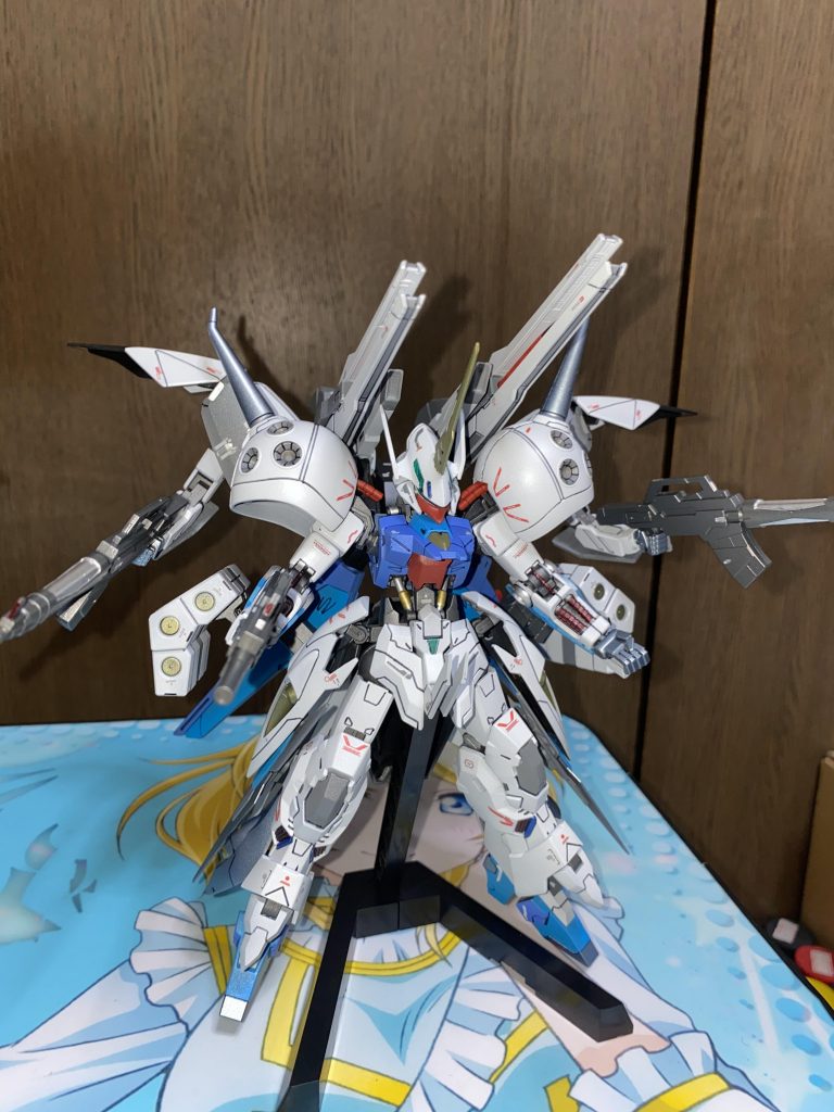 ミサイル、ダインスレイブ、ライフル三丁による一斉射撃!
肩のメガ粒子砲はナノラミネートアーマーでは無意味な所はありますが、ハシュマルの砲撃が好きなのでそのままにして起きました!