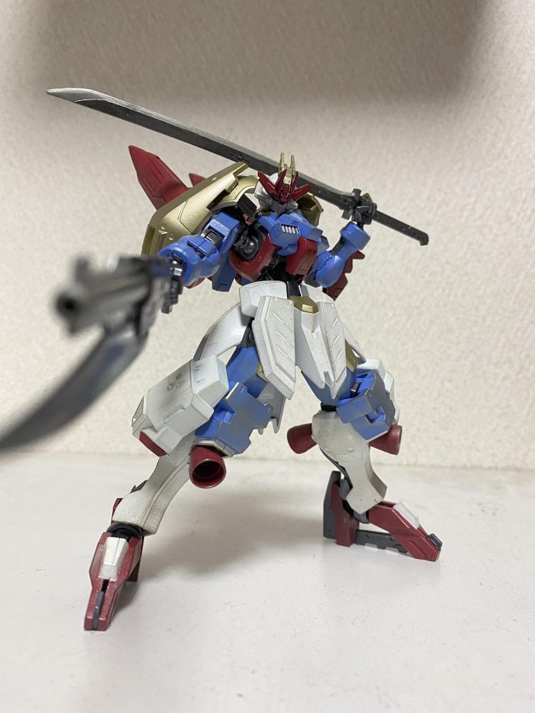 ショットガンの下部にはブレードが取り付けてあり、接近戦において高い戦闘能力を発揮する。