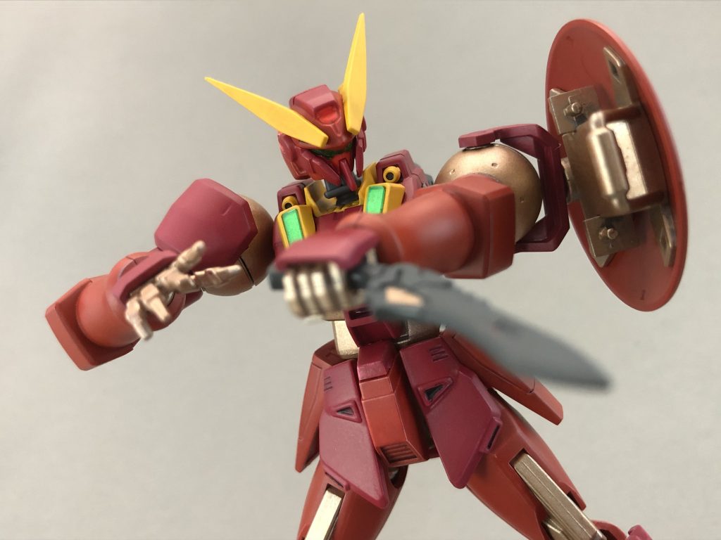 近接戦闘は腰後ろにマウントしたナイフで対応!
これはケンプファーアメイジングから拝借しました。
コンセプトは軽装でさすらう賞金稼ぎ。カラーリングも軽薄さを感じさせる赤系統でまとめてます。(写真写りで少しくすんでますが...