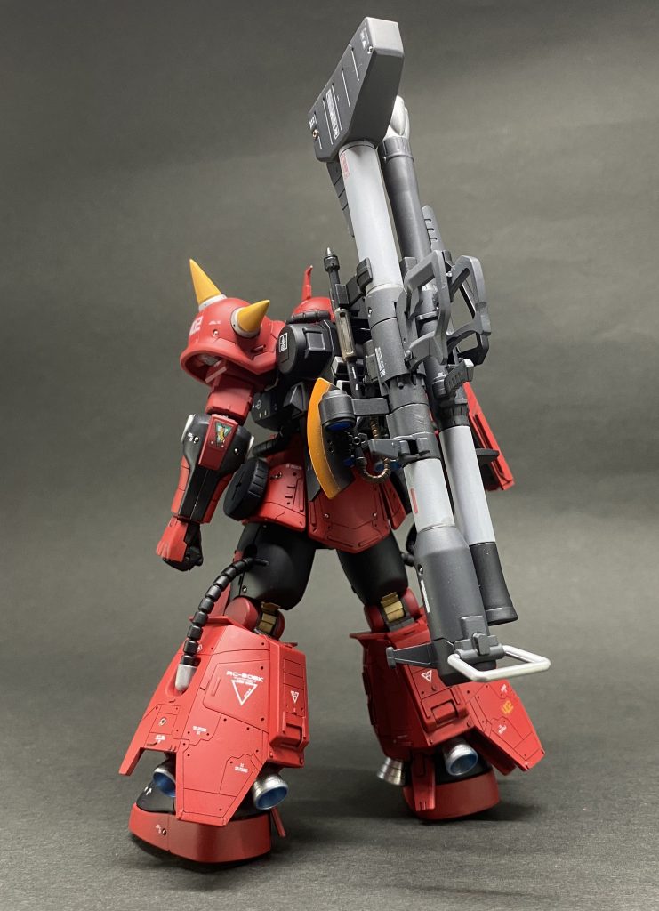 武器類は全て背中にマウントできるよう改修しました。
元々キット付属のシールドマウント用のパーツを背中に装着できるようにしたお手軽改修ですが、見栄えはバッチリ。