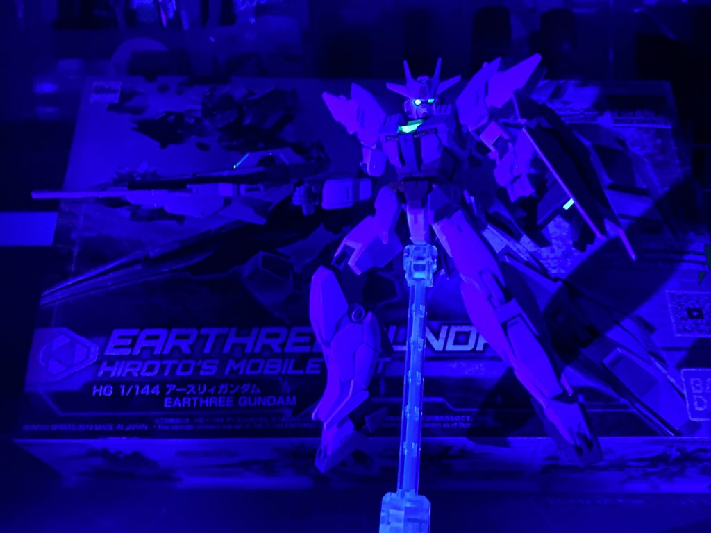 塗装ついでにシール類に蛍光塗料を塗り貼りました。ブラックライトで光ります。