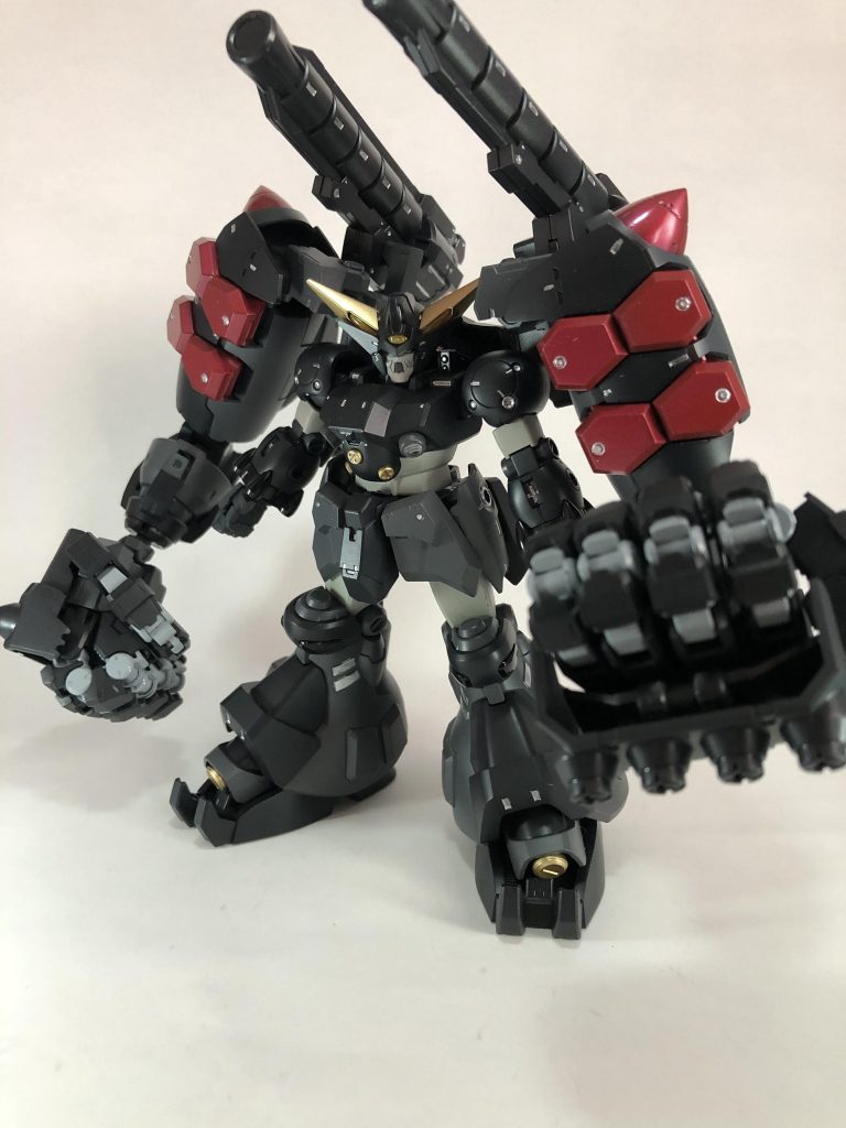 メイン兵装はバックパックから伸びるアームに付いている拳型兵装「ビッグおてて」
赤いハッチの中にはビームの発射口もあるのだが知能がゴリラだから忘れている