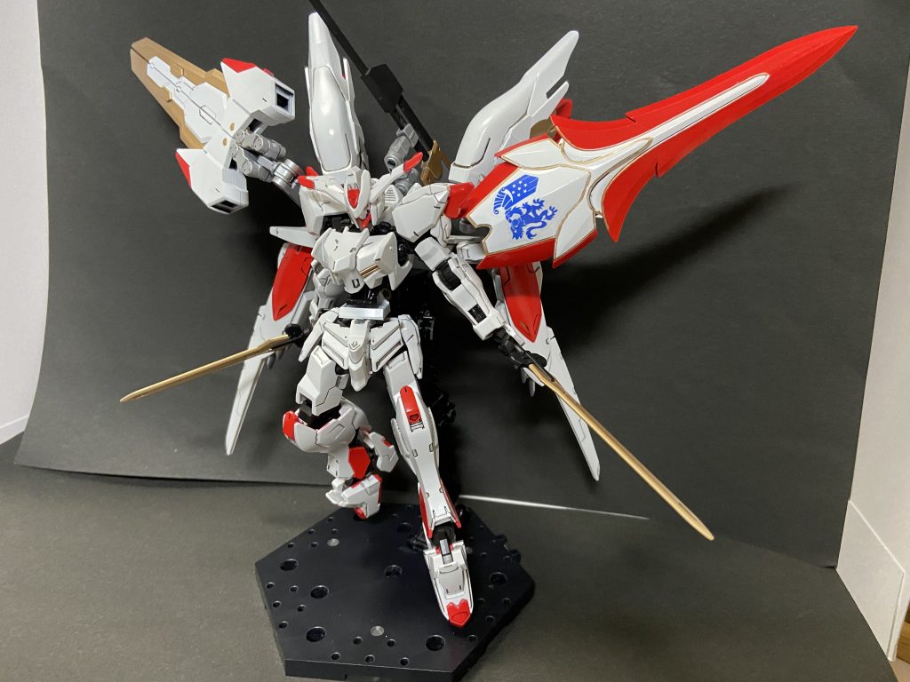 バックパックのスラスター群
両側装備を展開させることで六枚羽根の熾天使のような姿に
武装として画像のバエルソード