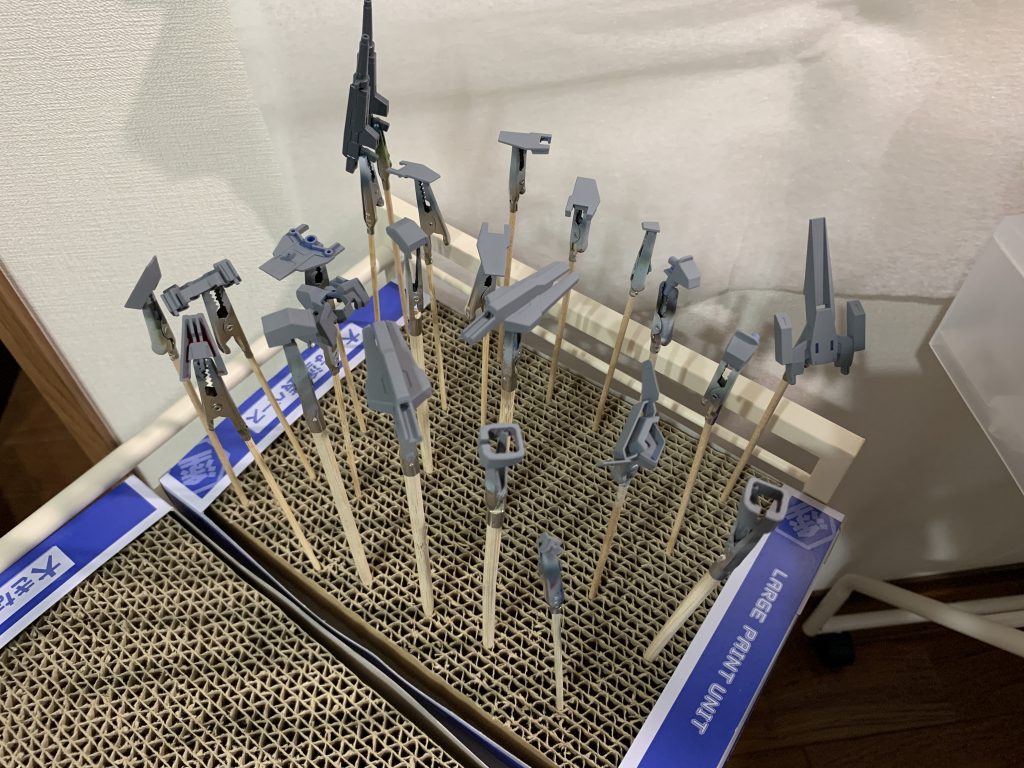 今回下地はアクリジョンベースをエアブラシしてみました