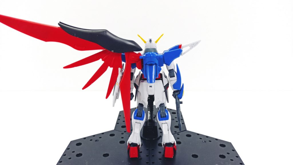 *翼や武装も作ります。*