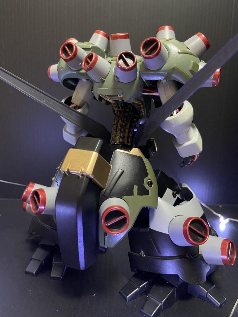 バックショット
緑とグレーの一辺倒だと全体がぼやけてしまいそうなので、丸ダクトを塗り分けてメタリックレッドを配置してみました。あと背骨カッコよす！