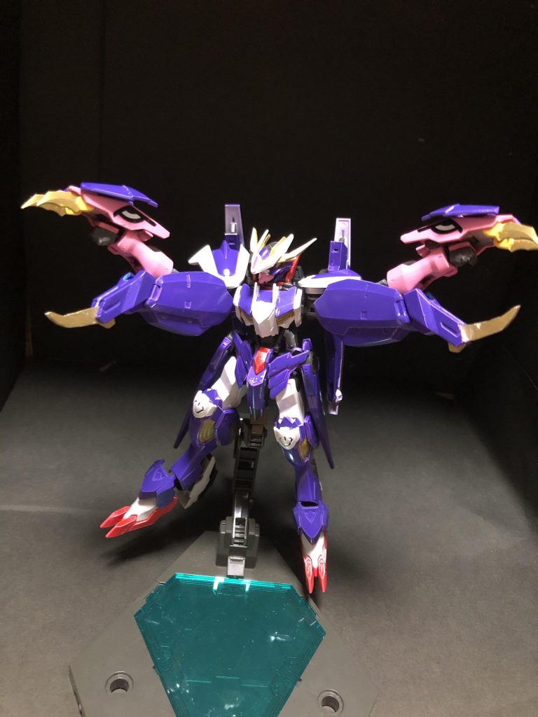 肩を変形させてアスピスハング形態。
肩はフルシティのバックパックとヴィダールの足を組み合わせ。爪部分はプラ板から。
適当にいじっていたらこの形態がコブラの噛み付く様子に見えたので、フラウロスのシールを貼ってそれらしくしました。
アスピスはラテン語でコブラの意味。