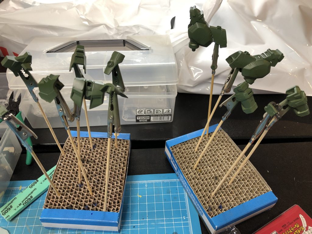 塗装はガンダムマーカーエアブラシで、マーカージオンセットのジオンダークグリーンをメインに使用。