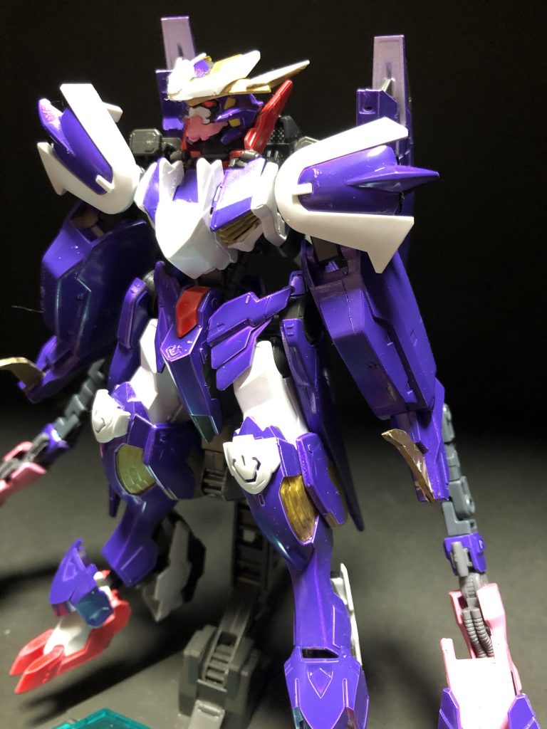 腕展開状態。伸びる腕とテイルブレードでリーチの長いトリッキーな格闘戦を仕掛けるのがコンセプトです。