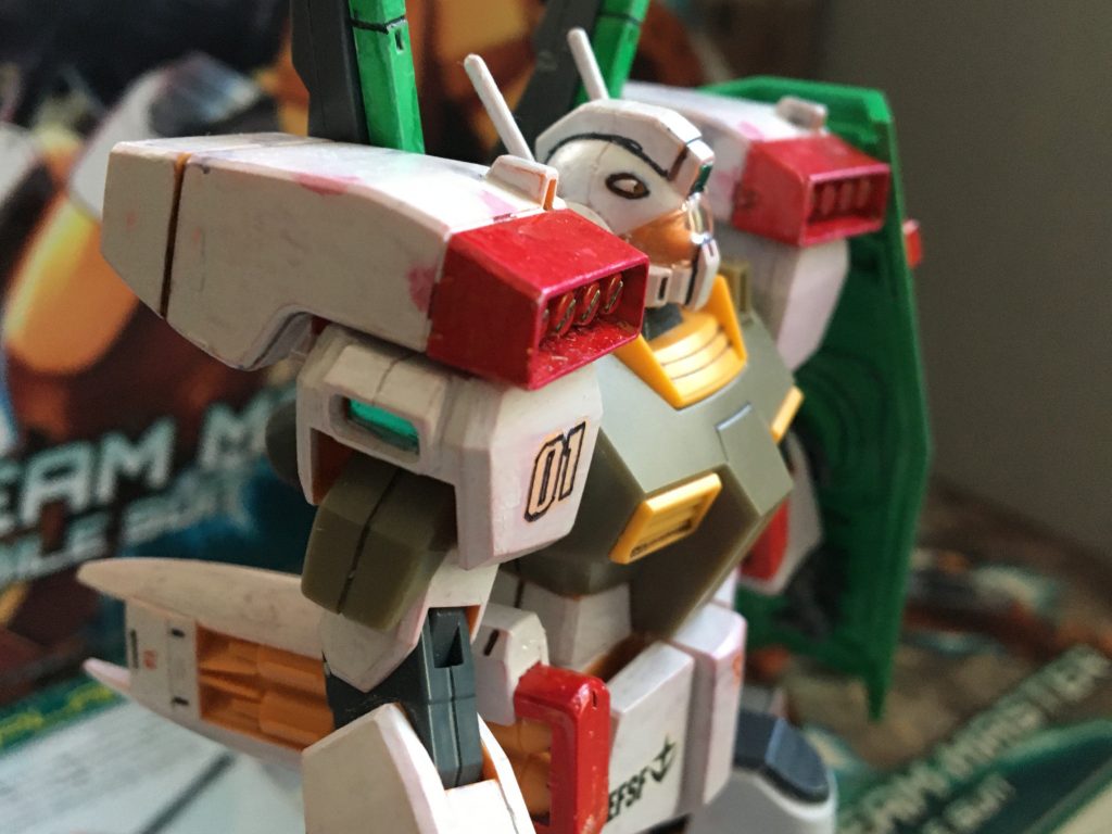 肩のミサイルポッドのほうも汚しをつけ、
肩のスラスター部分には、
シールの余った部分を切り取り、貼りました。