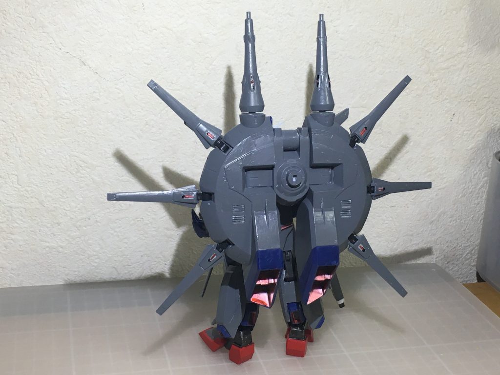 主な工作としては可動範囲の拡大、アニメ映像に近づけるためにバックパックを1/100から流用、デスティニーと並べるために延長工作などを行いました