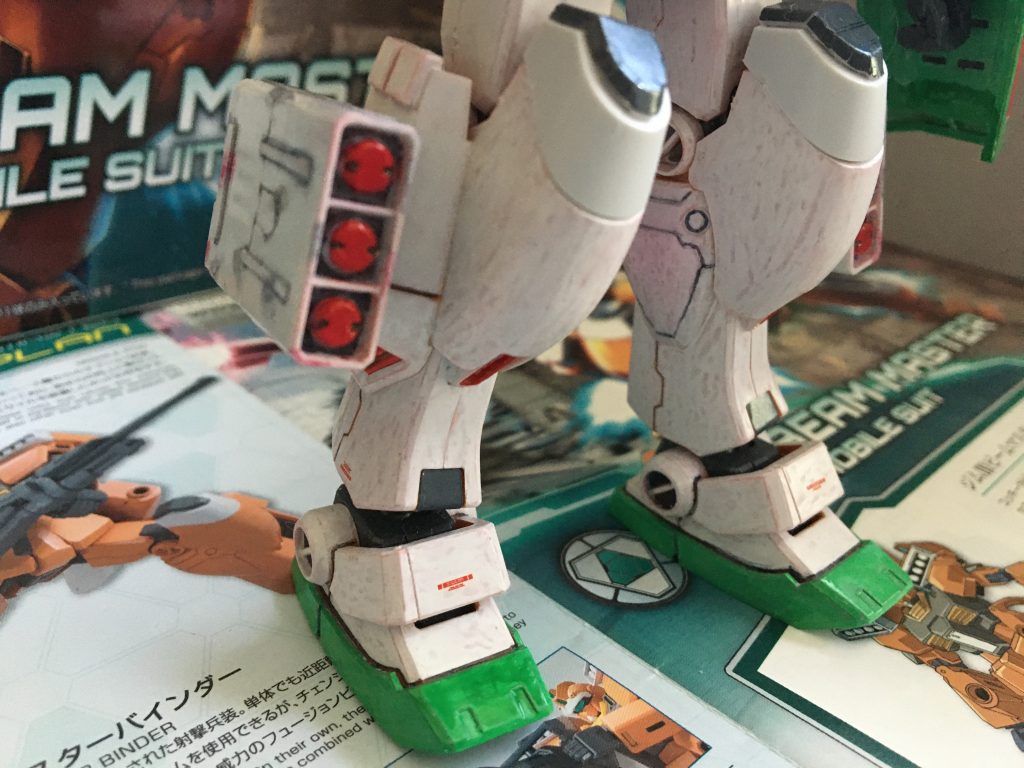足の見直し改造については、
腰につけていた物と腰につけていた物の位置を入れ替え、膝の部分は
ジムⅢビームマスターのものにしました。
また、足のミサイルポッドの塗装については
ガンプラペンの白で塗り、乾いてから、リアルタッチのペン1の赤、グレー1、2で、汚しをつけました。