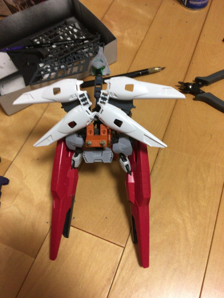 という事でEGでした。変形機構は戦闘中に差し替えるとかありえなくない?っていうポリシーがあるので全部差し替えないです!最初の頃はウイングをつけようとしたりなんなりでモニョモニョやっていましたがあまりゴテゴテしすぎるのは嫌だったのでいっそ廃しました。もともとは逆脚関節だし鳥形メカを作ろうくらいの気持ちだったのですがインストが不安だったので妄想してたらこうなってました。塗料が足りなさすぎて萎えてきたのでこれで一回完成ってことにさせてください…た
使用キット
ユーゴー
シアクアンタ
ウイングゼロ
GNアーチャー
です!長々とお付き合い下さりありがとうございました!