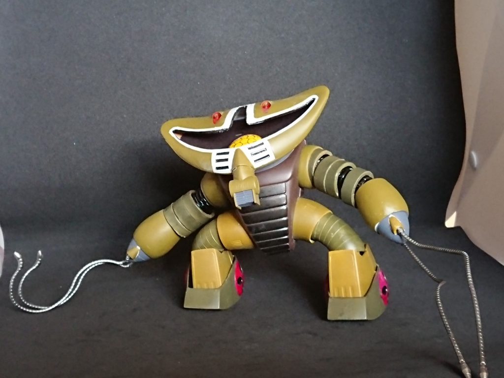 モノアイを稼働式にしました。ヒートロッドはグフの物を使い回し、腕の部分は塩ビパイプと濯機の排水ホースを流用してみましたが、旧キット製作は難しいですね(^ ^);モノアイの稼働につては100均などで手に入る磁石で作りました。
また機会があれば旧キットの工作に挑戦していきたいです。苦労しましたけど、楽しかったです。