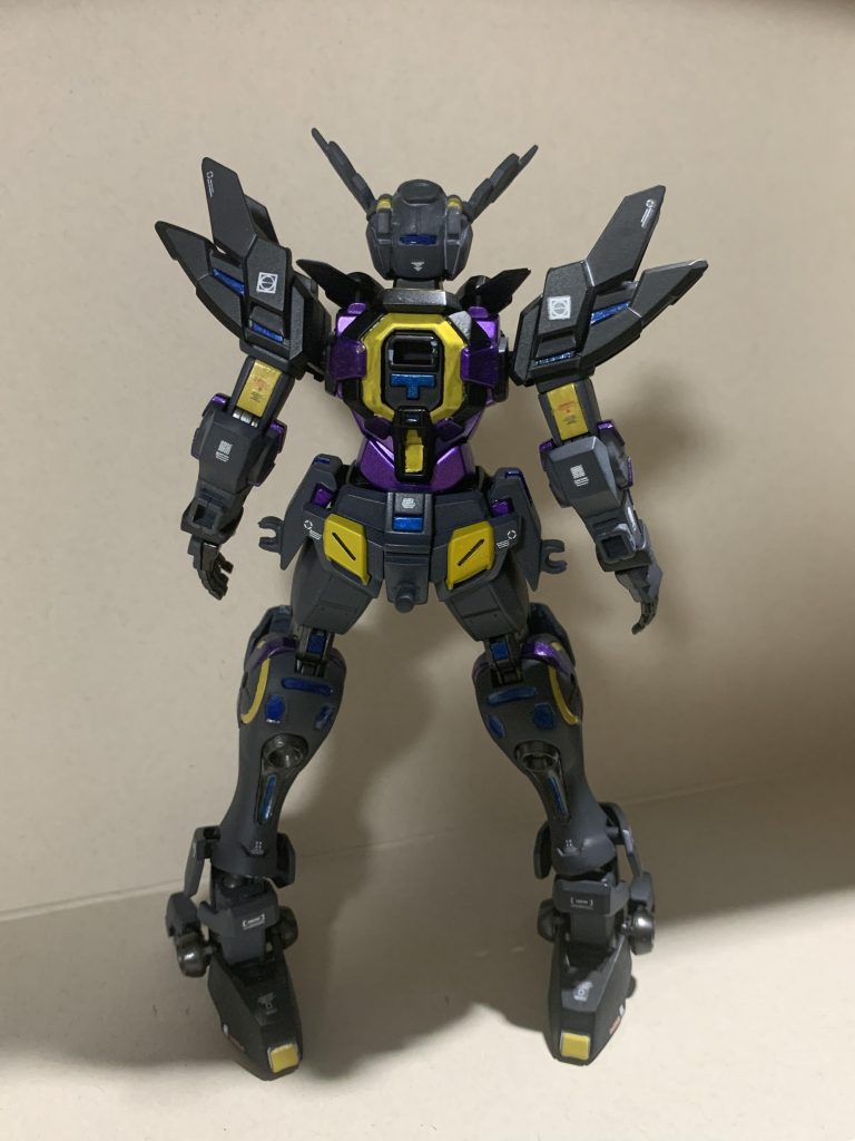 背面
こちらも武器装備用の凸を設けています。