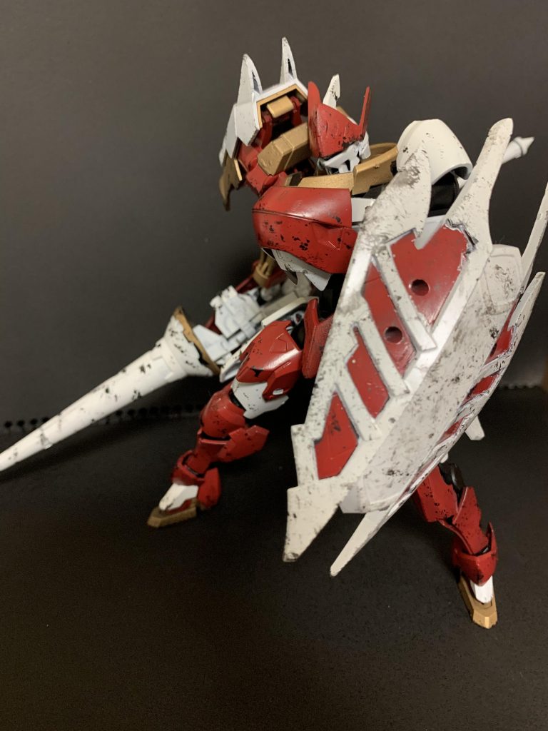 どうも閲覧ありがとうございます。
今回は、鉄血コンに合わせてグリムゲルデを元に改造を行いました。普段はミキシングで元機体の世界観を壊してオリジナルなものばかり作っているのでかなり苦戦しました。